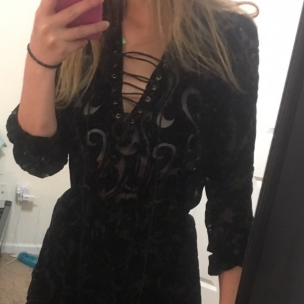 BLACK VELVET ROMPER 🖤🍑 - Picture 2 of 2